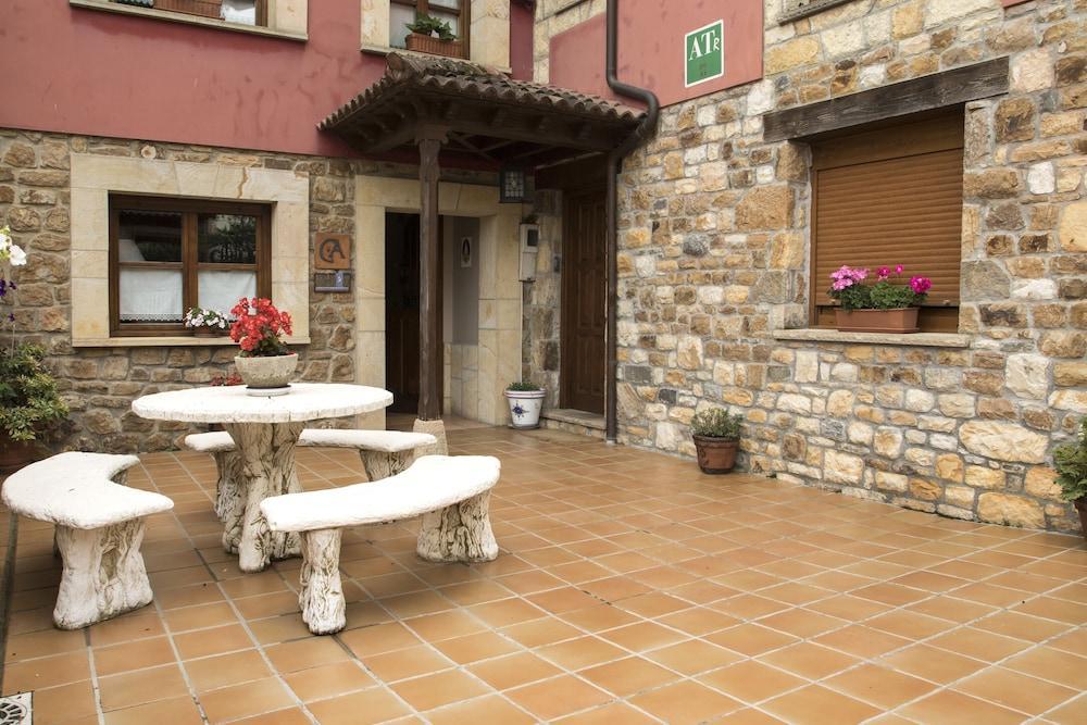 Apartamentos La Regoria Arenas De Cabrales Exterior photo